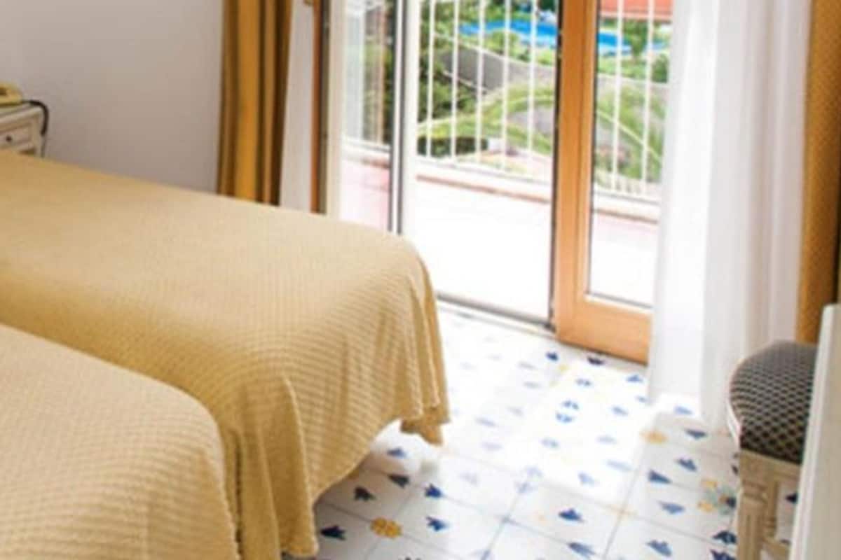 Comfort Room, Balcony | Hypo-allergenic bedding, minibar, in-room safe, desk