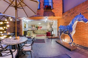 朝食、ランチ、ディナーに営業