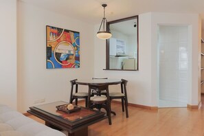 Premium Apartment, 1 Bedroom | Dining room - Hotel Hill House (Bogotá)