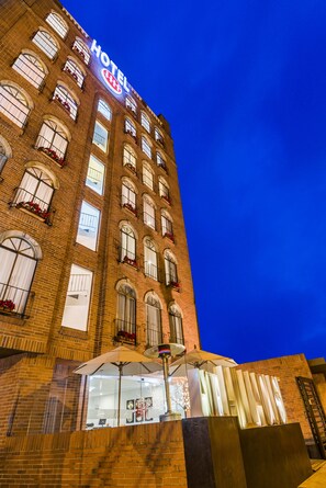 Front of property - evening/night - Hotel Hill House (Bogotá)