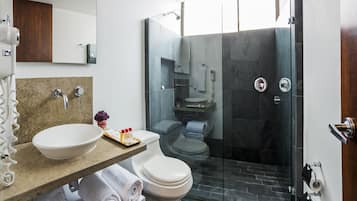 Shower, rainfall showerhead, free toiletries, hair dryer