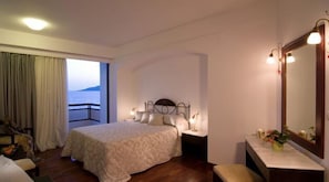 Desk, free cots/infant beds, free WiFi - Limira Mare Hotel (Monemvasia)