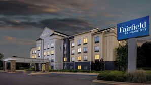 A Fairfield by Marriott hotel with a modern design, multiple floors, and a covered entrance. - Fairfield Inn & Suites by Marriott Gadsden (Gadsden)