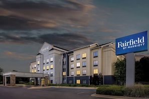 A Fairfield by Marriott hotel with a modern design, multiple floors, and a covered entrance. - Fairfield Inn & Suites by Marriott Gadsden (Gadsden)
