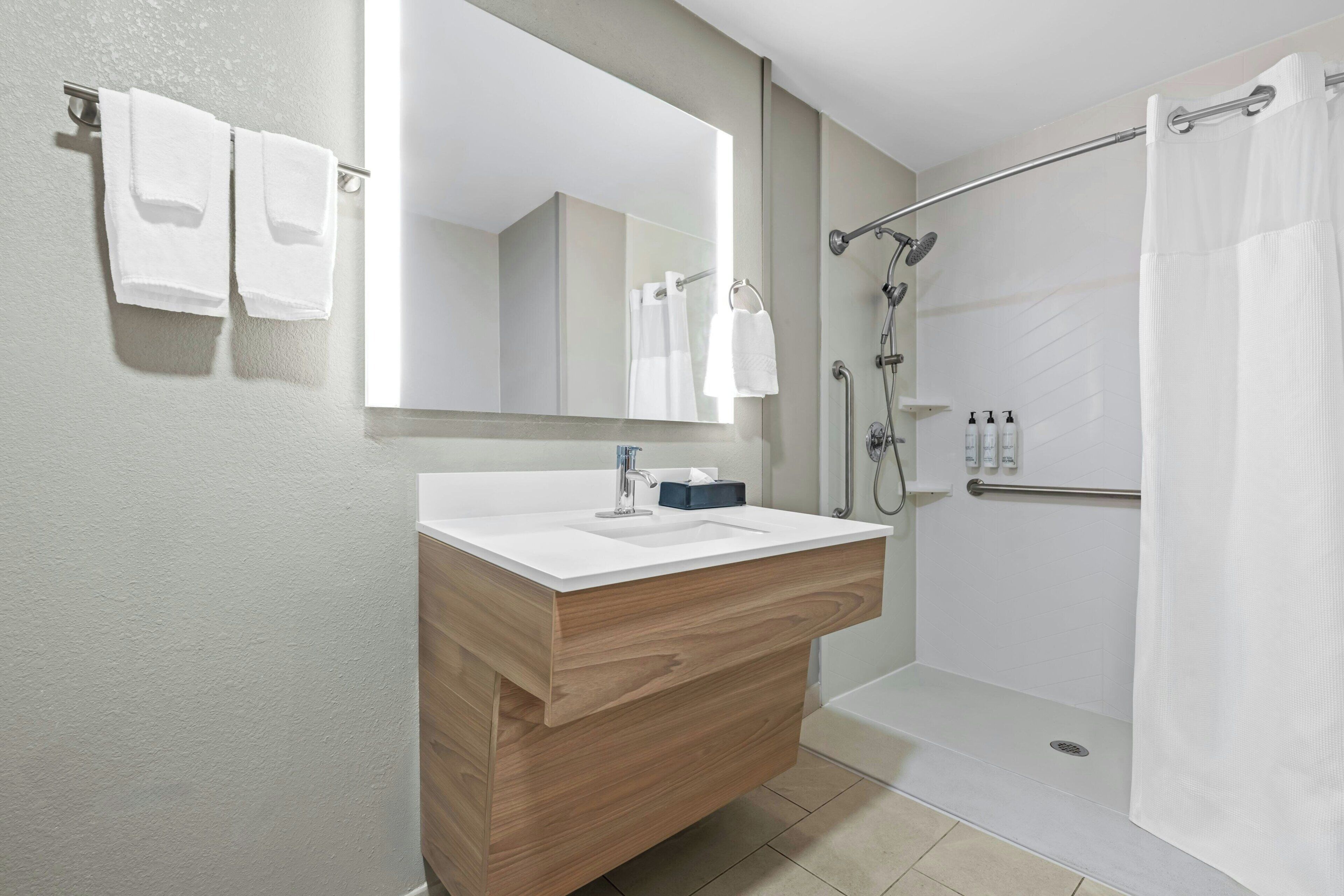 Combined shower/bathtub, free toiletries, hair dryer, towels