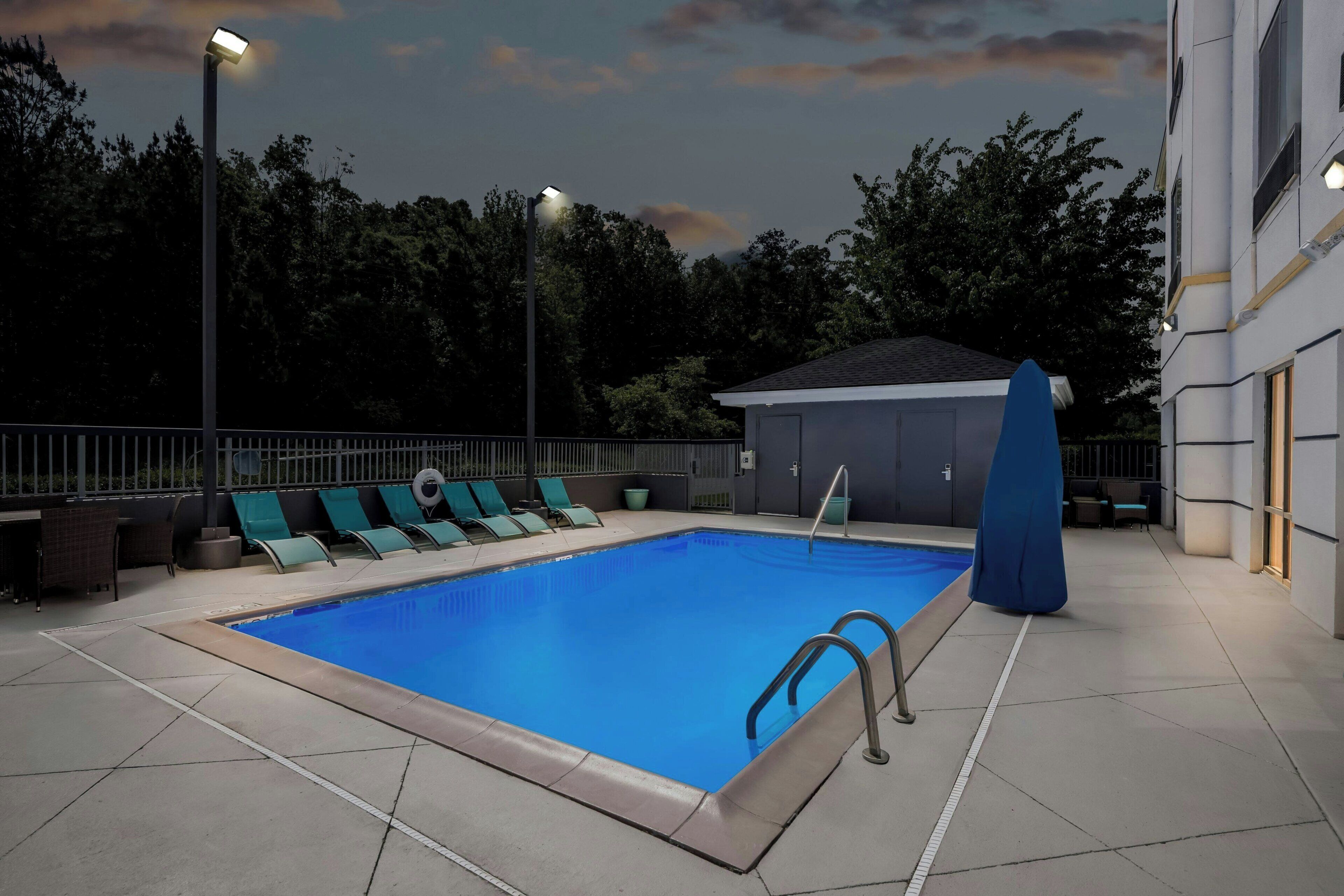 Una piscina al aire libre