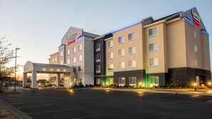 A Fairfield Inn & Suites hotel with a covered entrance and a parking lot. - Fairfield Inn & Suites by Marriott Bartlesville (Bartlesville)
