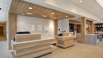 Una zona de recepción moderna con mostradores de madera y un diseño limpio y minimalista.