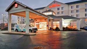 A Hilton Garden Inn with a covered entrance and a van parked outside. - Hilton Garden Inn Ridgefield Park (Ridgefield Park)