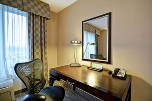 Hypo-allergenic bedding, down duvets, Select Comfort beds, desk - Hilton Garden Inn Ridgefield Park (Ridgefield Park)