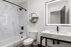 Habitación doble clásica | Baño | Tina con regadera, secadora de cabello, toallas 