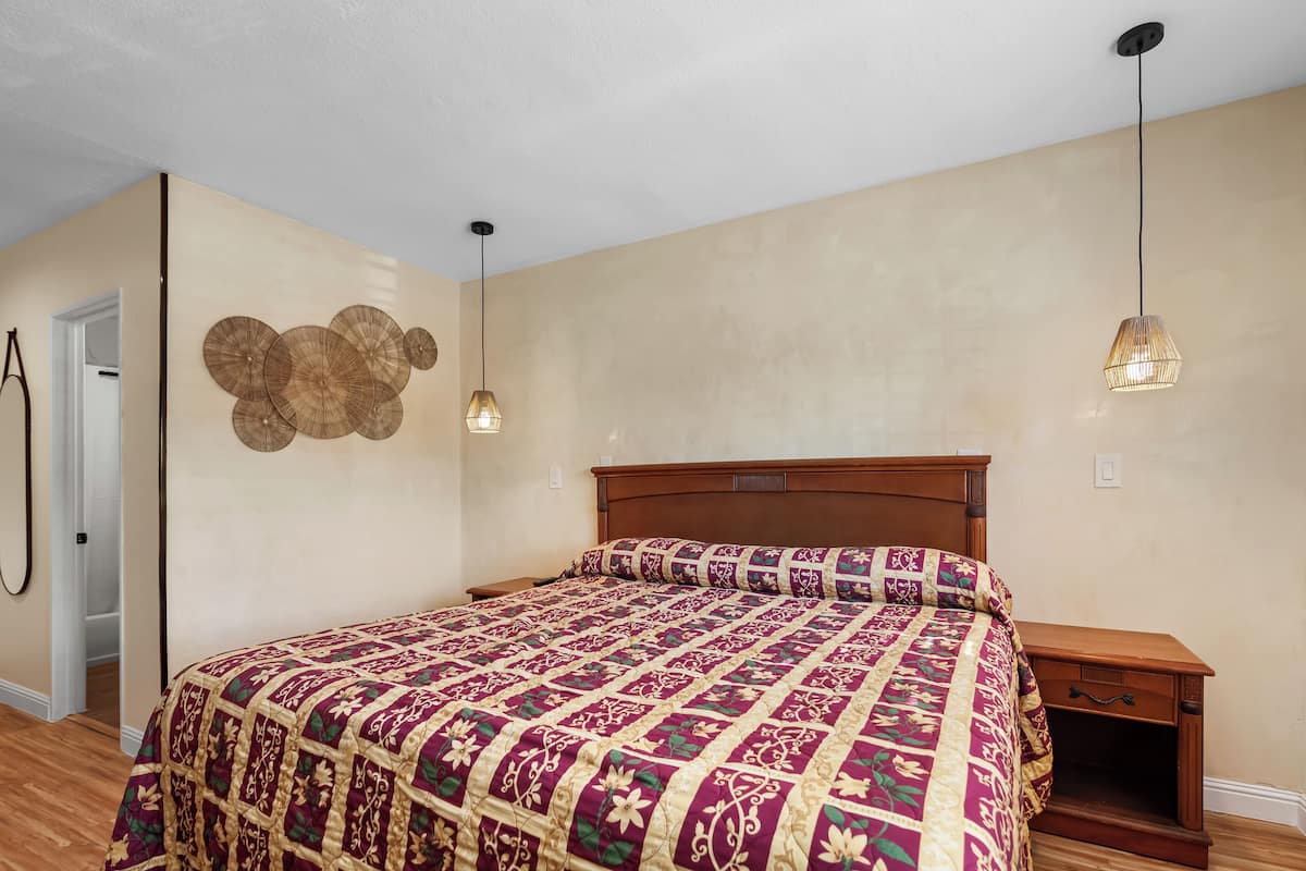 Deluxe Room | Iron/ironing board, free WiFi, bed sheets
