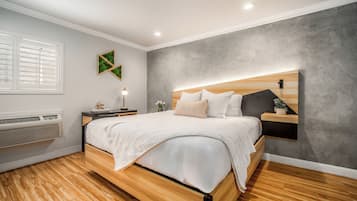 Comfort Room, 1 Queen Bed | Iron/ironing board, free WiFi, bed sheets