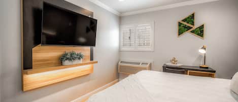 Comfort Room, 1 Queen Bed | Bathroom