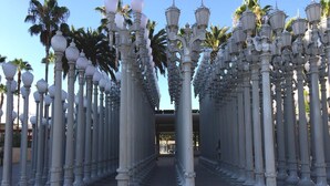 Une disposition symétrique de colonnes surmontées de sphères, qui fait probablement partie de la façade d’un bâtiment.