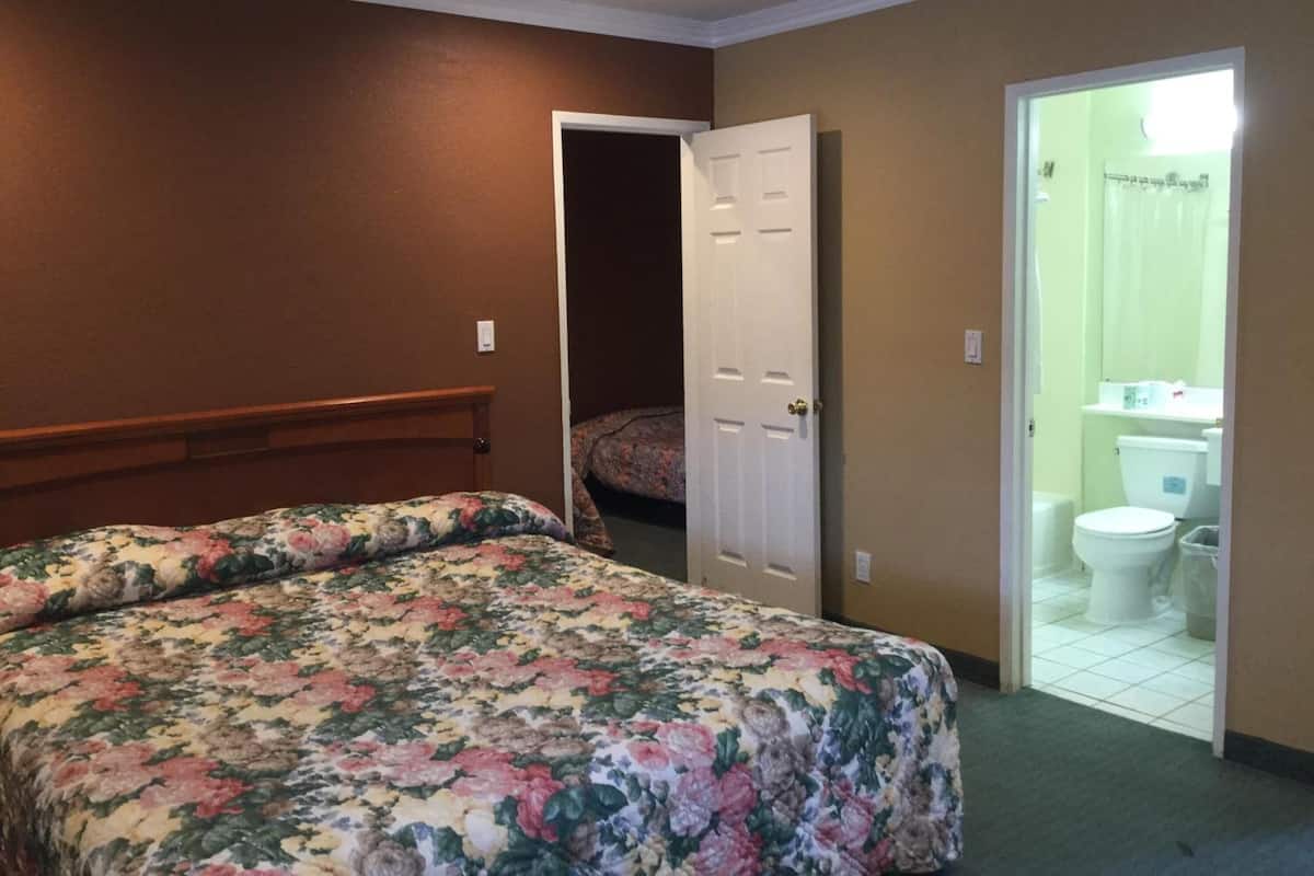 Family Room, Non Smoking | Iron/ironing board, free WiFi, bed sheets