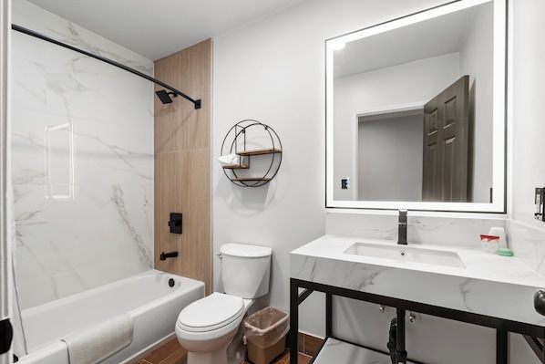Habitación Grand | Baño | Tina con regadera, secadora de cabello, toallas 
