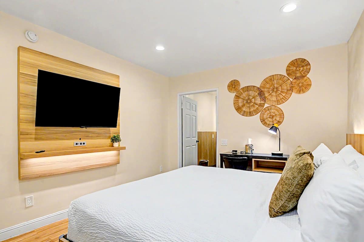 Exclusive Room, 1 King Bed | Iron/ironing board (on request), WiFi (free), bed sheets