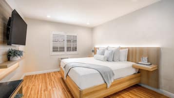 Quarto grand, 1 cama King | Ferros/tábuas de passar roupa, Wi-Fi de cortesia, roupa de cama