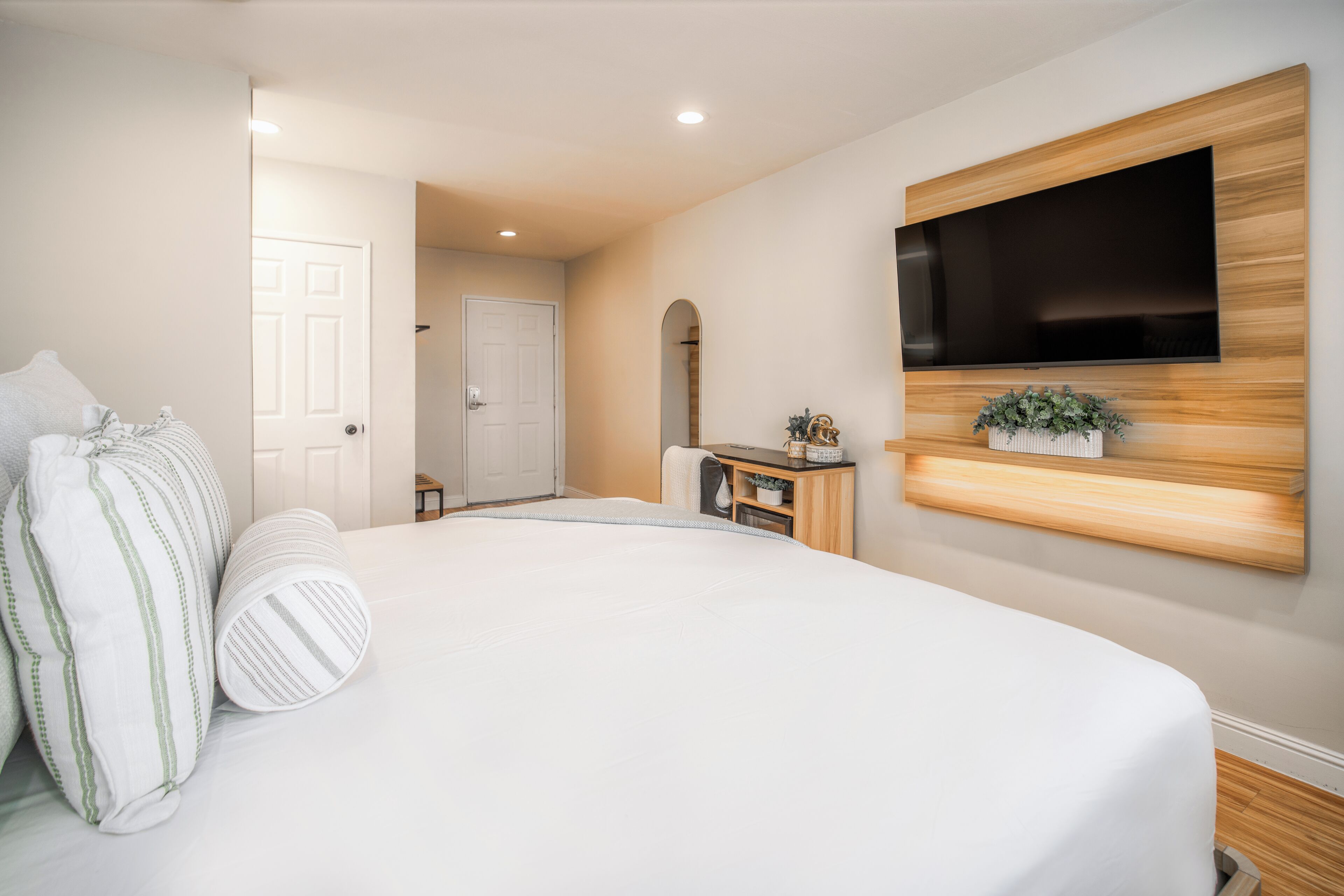 Grand Room, 1 King Bed | Iron/ironing board, free WiFi, bed sheets