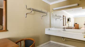 Habitación familiar, para no fumadores | Tabla de planchar con plancha, wifi gratis y ropa de cama