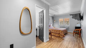 Deluxe Room | Iron/ironing board, free WiFi, bed sheets