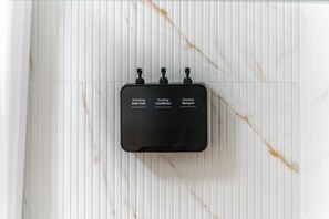 Combined shower/bathtub, hair dryer, towels