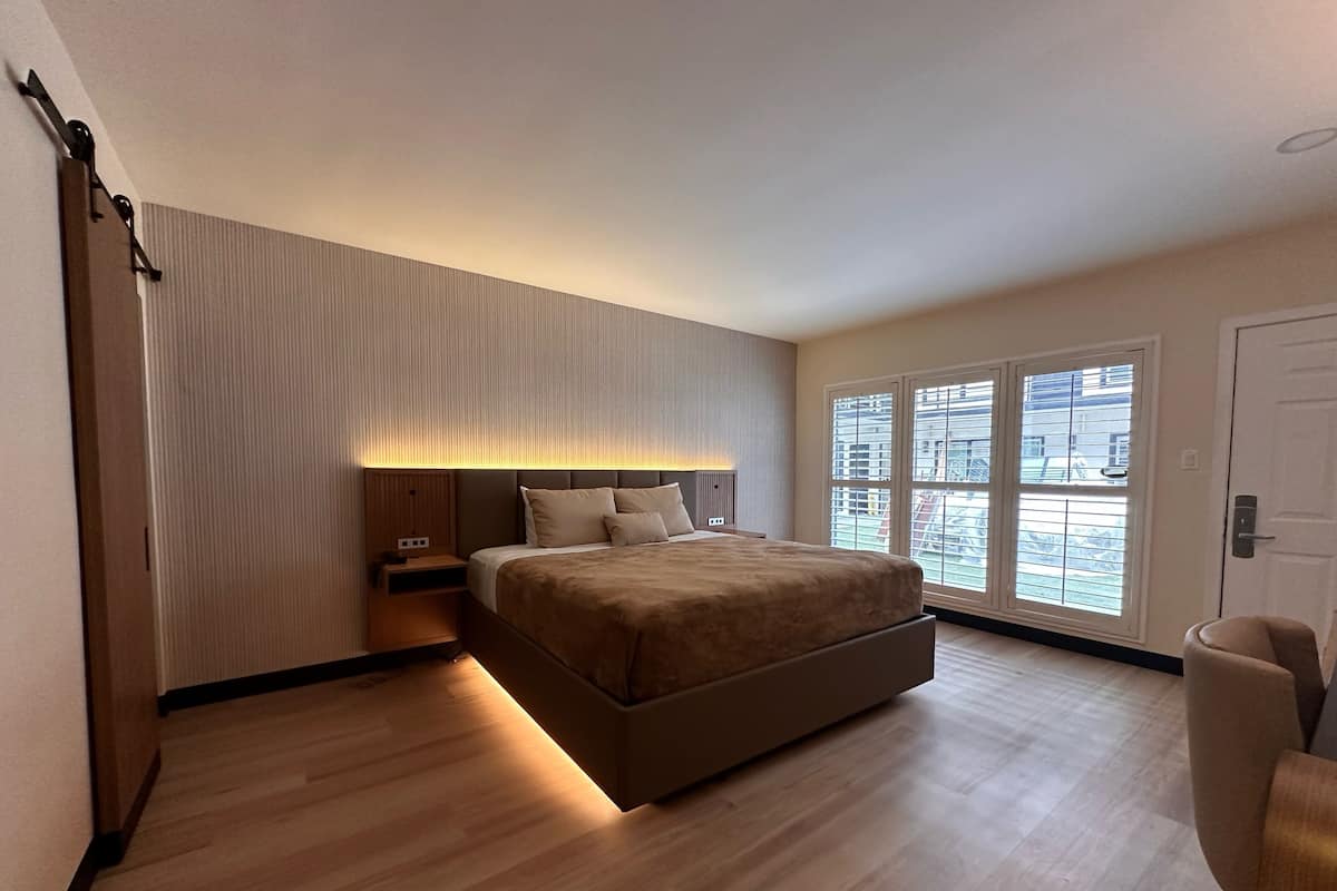 Chambre Standard, 1 très grand lit, non-fumeurs | Bureau, fer et planche à repasser, Wi-Fi gratuit, draps fournis