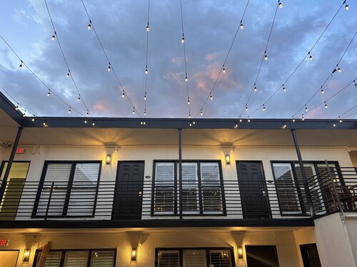 Bevonshire Lodge Motel