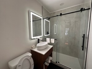 Hair dryer, towels - Bevonshire Lodge Motel (Los Angeles)