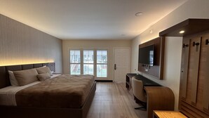 Standard Room, 1 King Bed, Non Smoking | Desk, iron/ironing board (on request), WiFi (free), bed sheets - Bevonshire Lodge Motel (Los Angeles)