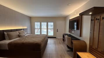 Standard Room, 1 King Bed, Non Smoking | Desk, iron/ironing board, free WiFi, bed sheets