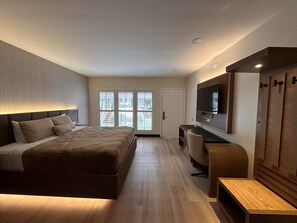 Standaard kamer, 1 kingsize bed, niet-roken | Een bureau, een strijkplank/strijkijzer, gratis wifi, beddengoed