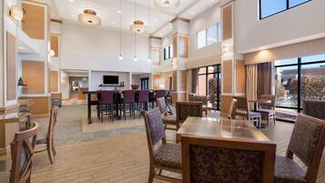 Café da manhã com buffet grátis todos os dias