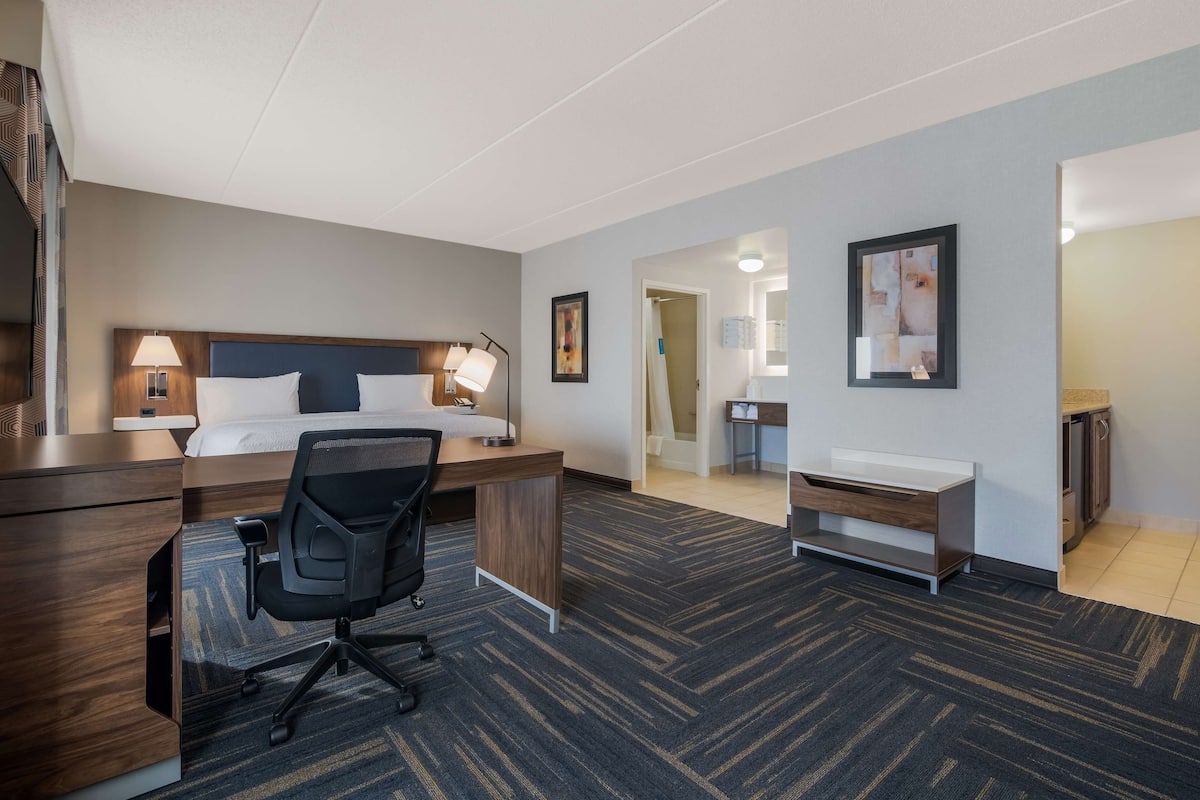 Suite, 1 Tempat Tidur King dengan tempat tidur Sofa | Seprai premium, meja kerja, tirai kedap cahaya, dan setrika/meja setrika