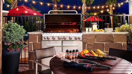 Área de parrillas y picnic. TownePlace Suites by Marriott Odessa