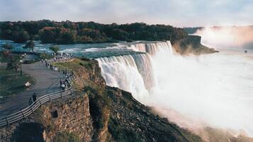 Une cascade dotée d’une plateforme d’observation et d’un sentier pavé.