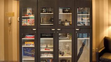 Un espace de prêt proposant divers articles, notamment des livres, des jeux et des appareils de cuisine.