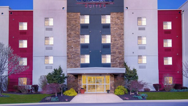 Un hôtel à l’architecture moderne, dont la façade est ornée d’une enseigne bien visible indiquant « Candlewood Suites ».
