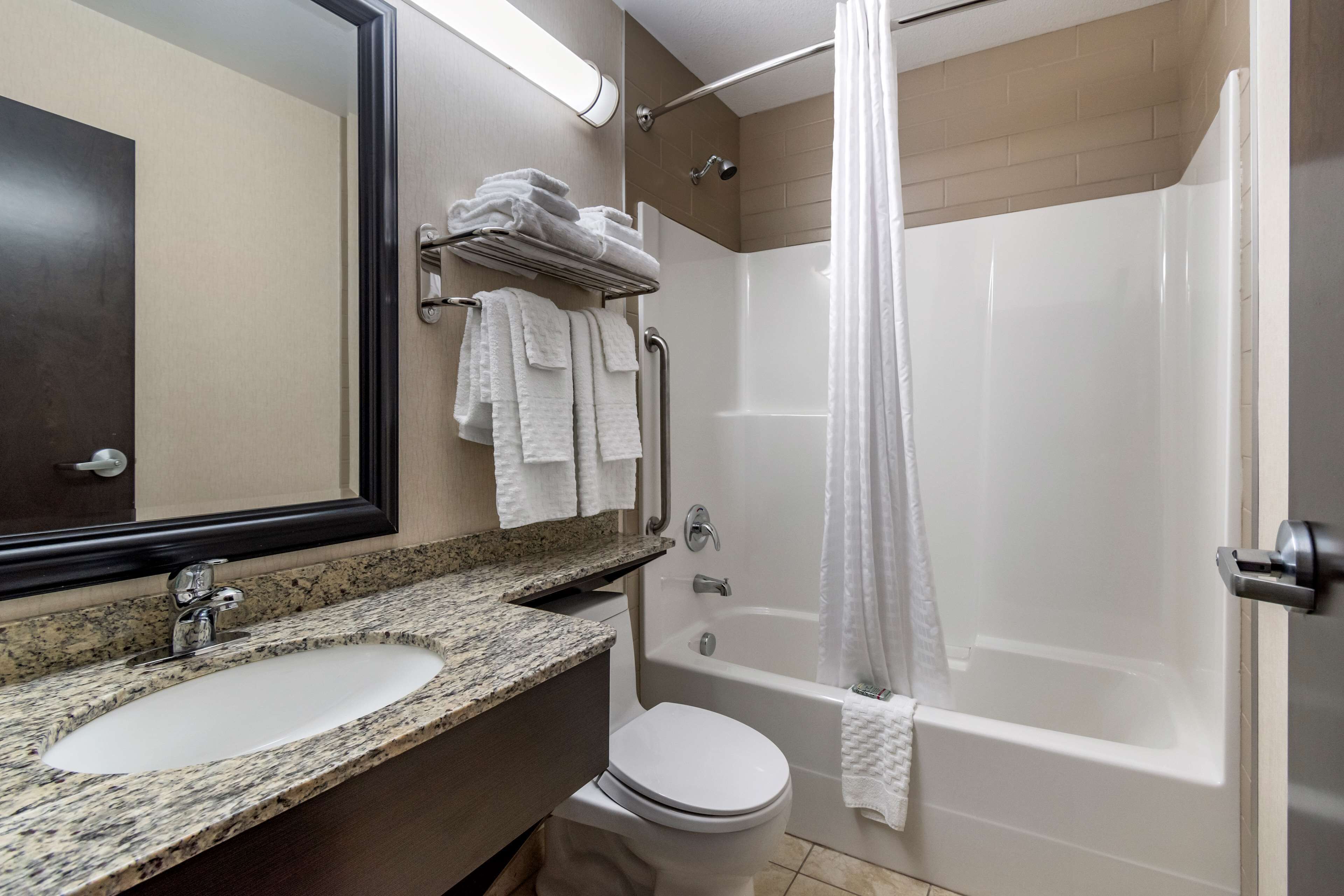 combined shower/bathtub, free toiletries, hair dryer, towels
