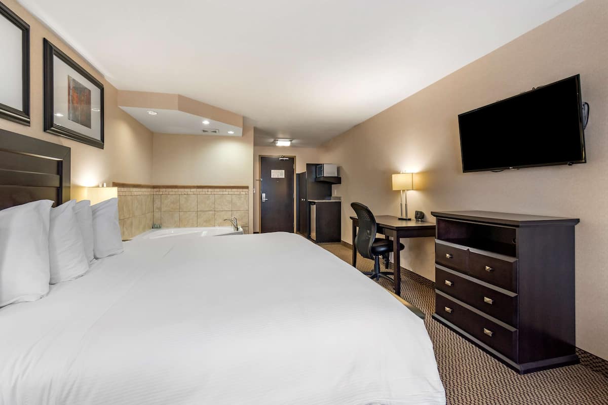 suite, 1 king bed, non smoking, jetted tub | 1 bedroom, hypo-allergenic bedding, in-room safe, desk