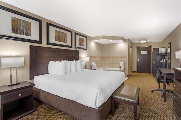 Suite, 1 King Bed, Non Smoking, Jetted Tub | Hypo-allergenic bedding available, in-room safe, desk, laptop workspace