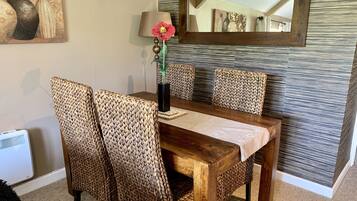 Romantic Apartment, Ensuite (Swallows Nest) | Dining