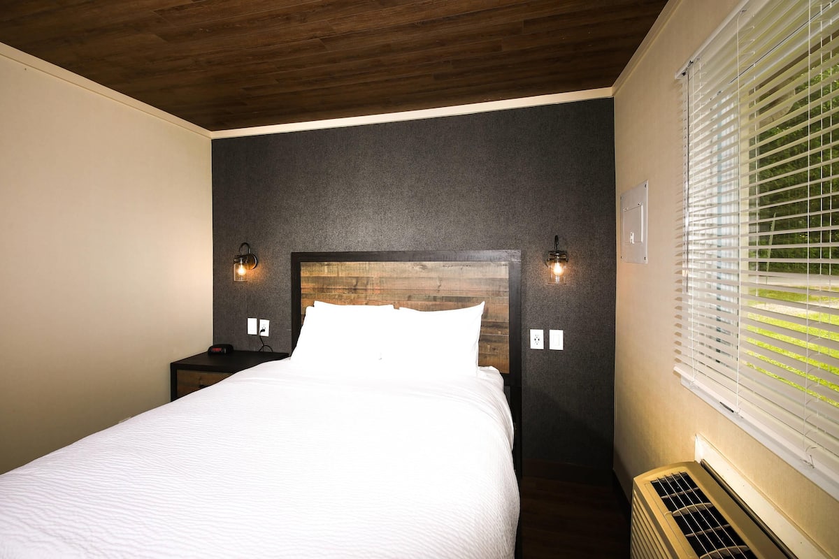 Suite, varias camas, para no fumadores (Efficiency) | Escritorio, espacio para trabajar con laptop y cortinas blackout