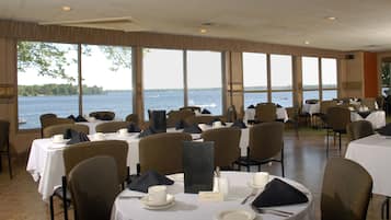 Petit-déjeuner, déjeuner et dîner servis sur place, vue sur la plage