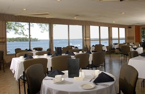 Se sirven desayunos, comidas y cenas con vista a la playa
