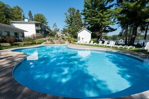 Indendørs pool, sæsonbestemt udendørs pool, parasoller, liggestole