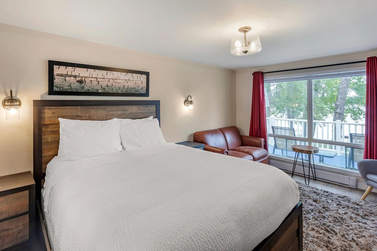 Suite, varias camas, para no fumadores, vista al lago | Escritorio, espacio para trabajar con laptop y cortinas blackout