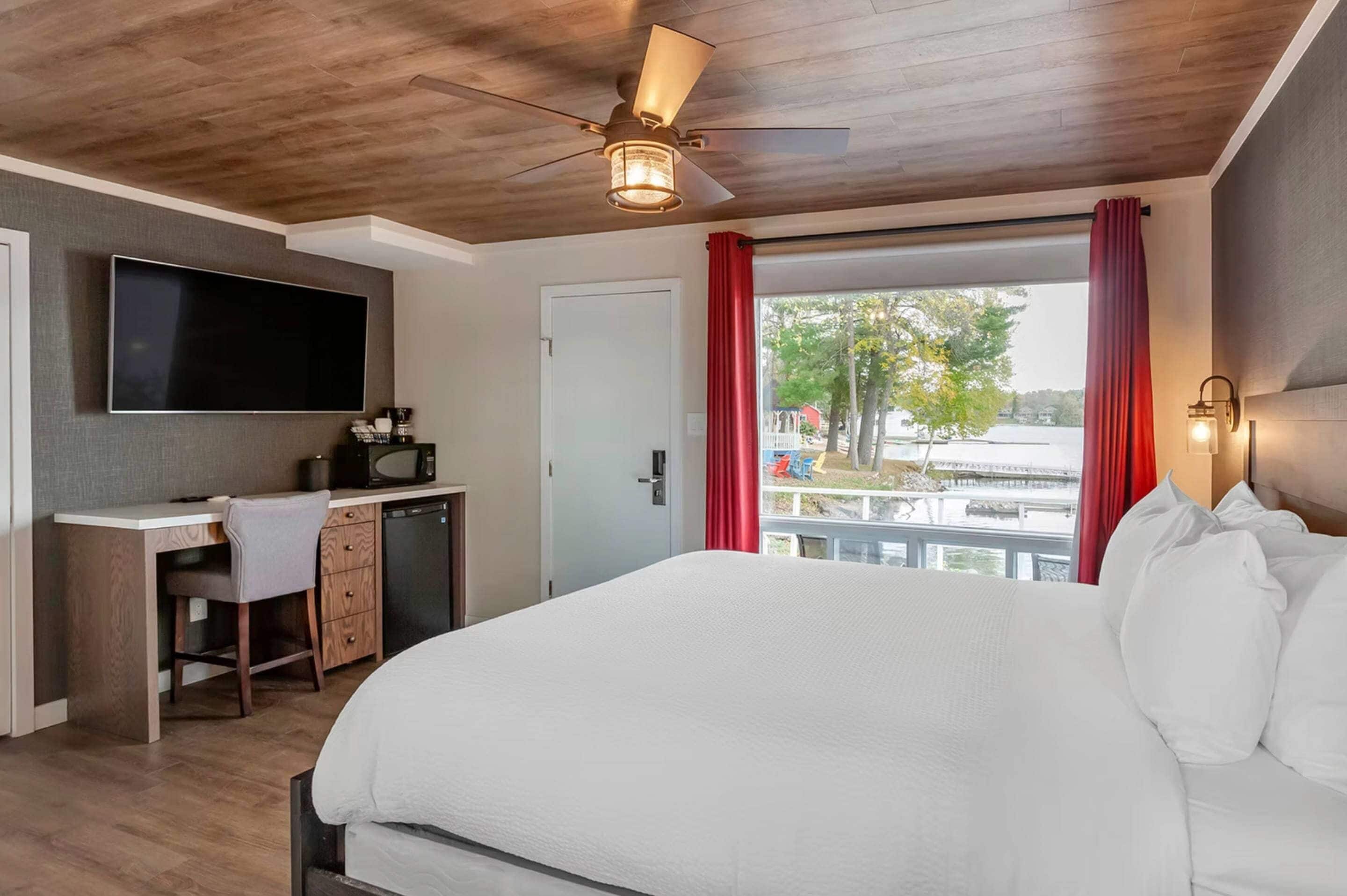 Room, 1 Queen Bed, Non Smoking (Lakefront)