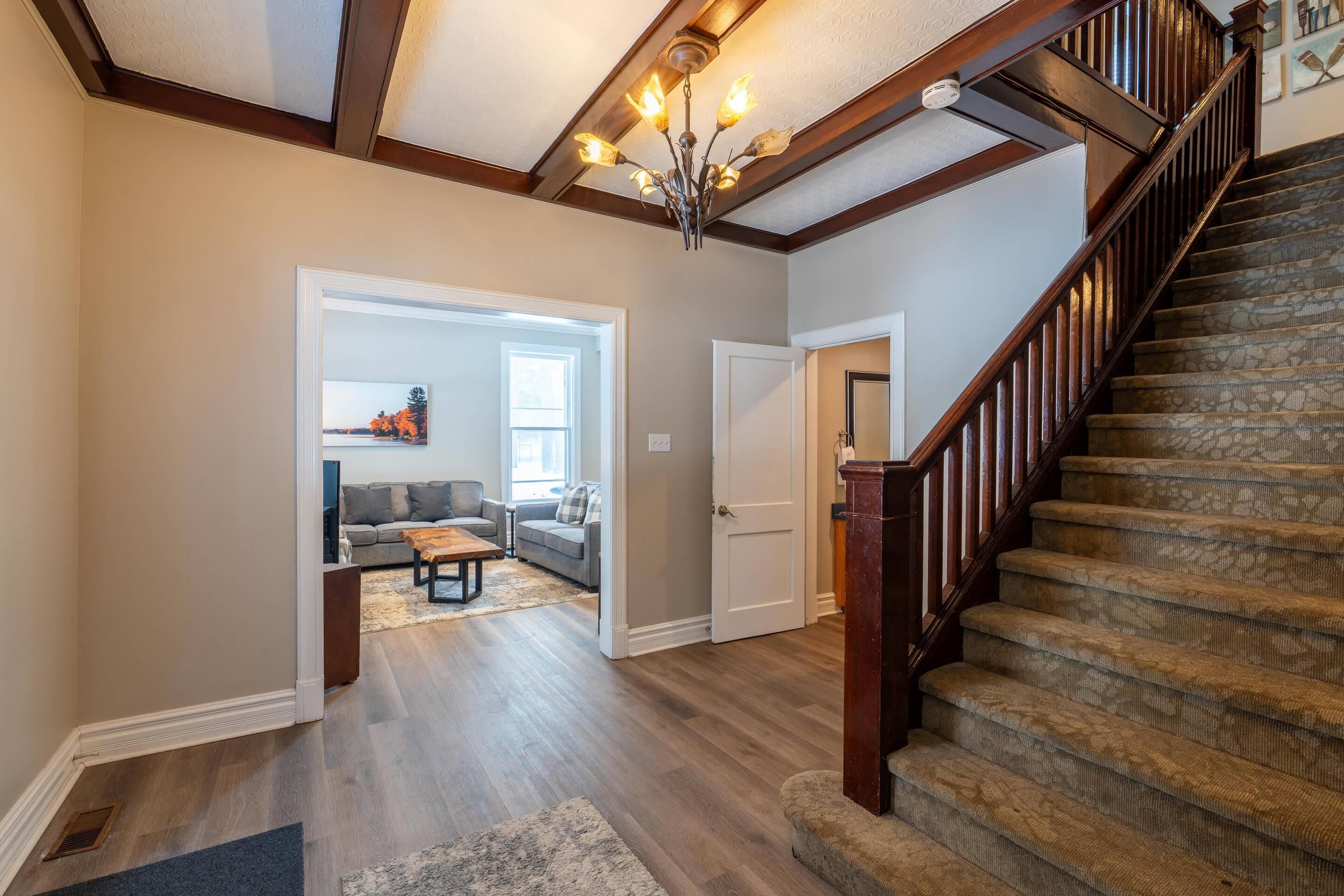 办公桌、笔记本电脑工作区、遮光窗帘、熨斗/熨衣板